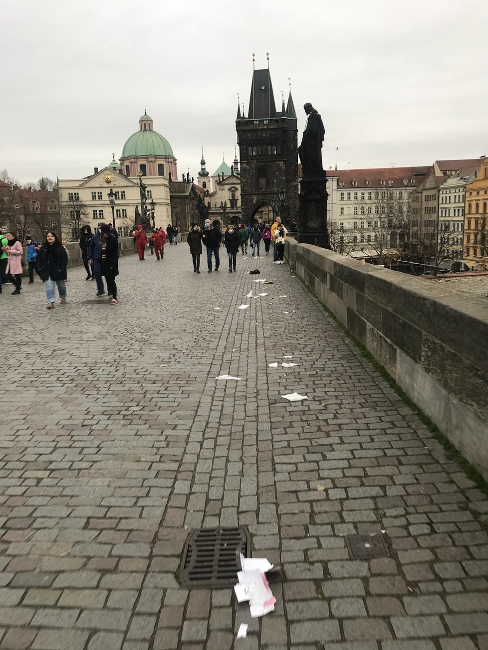 Pražané se v neděli 22. listopadu nedrželi doma a shlukovali se v centru. Podle redaktora Blesk.cz popíjeli kafe, svařák a jedli. Zůstaly po nich plné koše a odpadky na zemi.