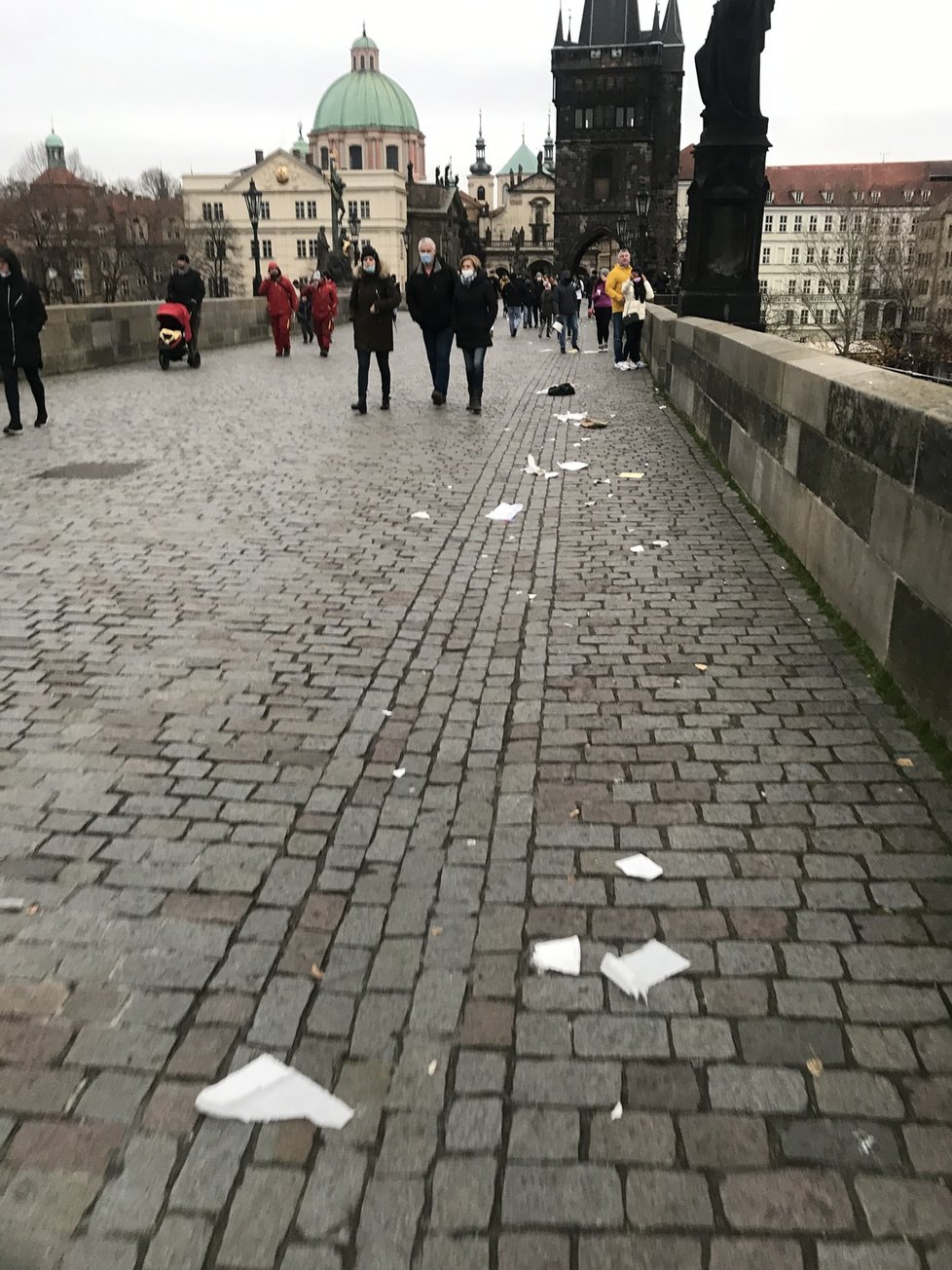 Pražané se v neděli 22. listopadu nedrželi doma a shlukovali se v centru. Podle redaktora Blesk.cz popíjeli kafe, svařák a jedli. Zůstaly po nich plné koše a odpadky na zemi.