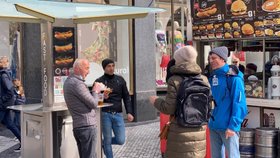 Policisté kontrolují nařízení vlády o uzavření restaurací. Lidé se v centru Prahy scházejí na jídlo u okénkového výdeje nebo ve stáncích.