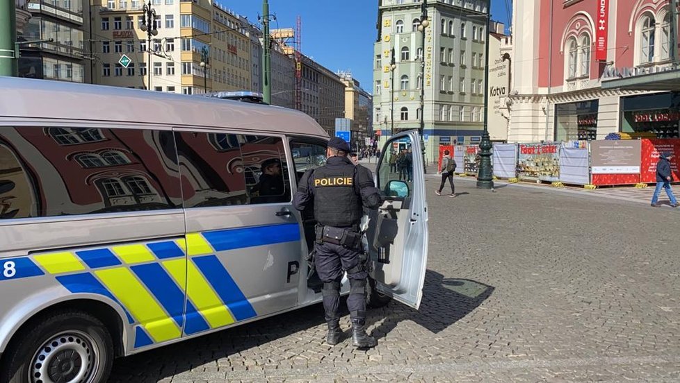 Policisté kontrolují nařízení vlády o uzavření restaurací. Lidé se v centru Prahy scházejí na jídlo u okénkového výdeje nebo ve stáncích.