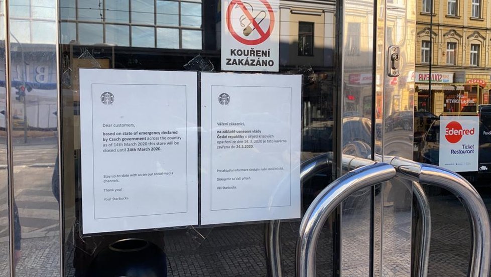 Policisté kontrolují nařízení vlády o uzavření restaurací. Lidé se v centru Prahy scházejí na jídlo u okénkového výdeje nebo ve stáncích.