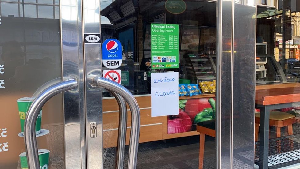 Policisté kontrolují nařízení vlády o uzavření restaurací. Lidé se v centru Prahy scházejí na jídlo u okénkového výdeje nebo ve stáncích.