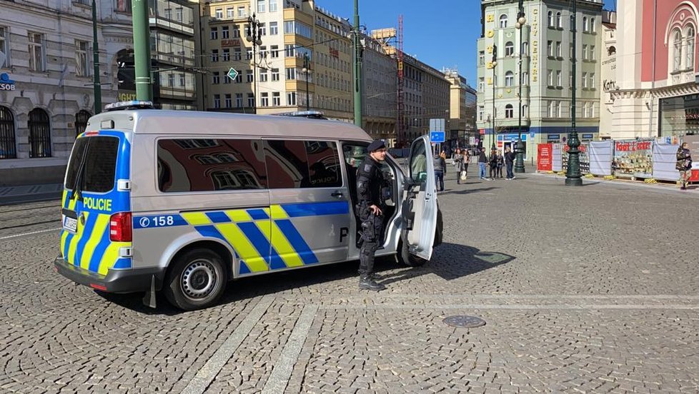 Policisté kontrolují nařízení vlády o uzavření restaurací. Lidé se v centru Prahy scházejí na jídlo u okénkového výdeje nebo ve stáncích.