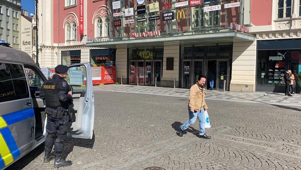 Policisté kontrolují nařízení vlády o uzavření restaurací. Lidé se v centru Prahy scházejí na jídlo u okénkového výdeje nebo ve stáncích.