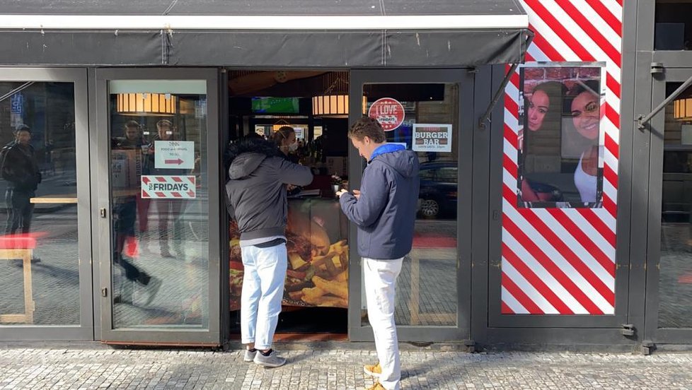 Policisté kontrolují nařízení vlády o uzavření restaurací. Lidé se v centru Prahy scházejí na jídlo u okénkového výdeje nebo ve stáncích.