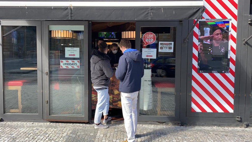 Policisté kontrolují nařízení vlády o uzavření restaurací. Lidé se v centru Prahy scházejí na jídlo u okénkového výdeje nebo ve stáncích.