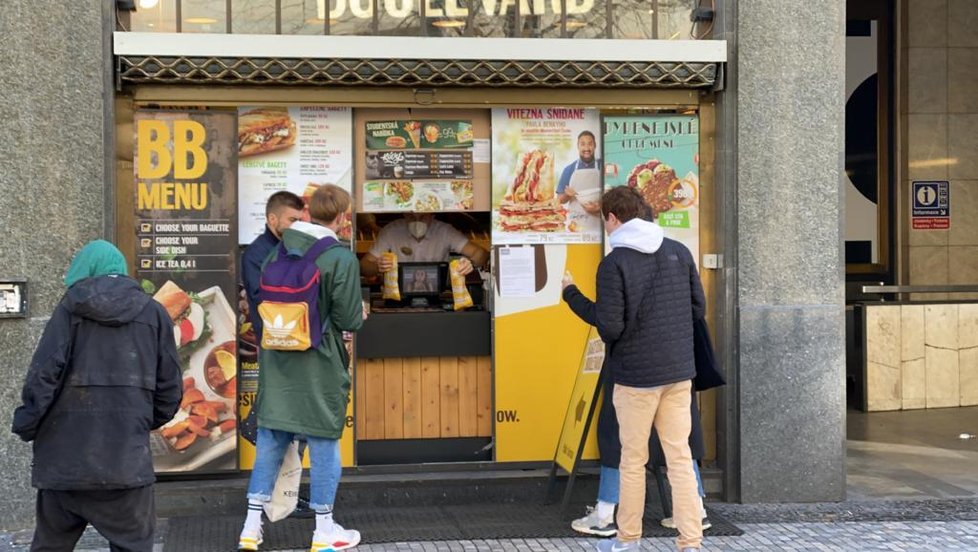 Policisté kontrolují nařízení vlády o uzavření restaurací. Lidé se v centru Prahy scházejí na jídlo u okénkového výdeje nebo ve stáncích.