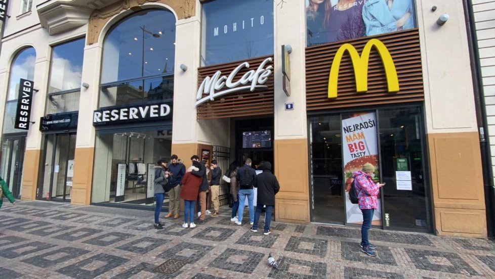 Policisté kontrolují nařízení vlády o uzavření restaurací. Lidé se v centru Prahy scházejí na jídlo u okénkového výdeje nebo ve stáncích.