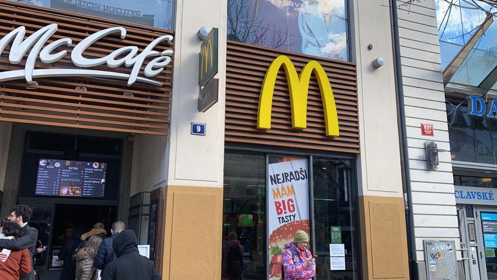 Policisté kontrolují nařízení vlády o uzavření restaurací. Lidé se v centru Prahy scházejí na jídlo u okénkového výdeje nebo ve stáncích.