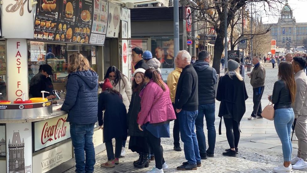 Policisté kontrolují nařízení vlády o uzavření restaurací. Lidé se v centru Prahy scházejí na jídlo u okénkového výdeje nebo ve stáncích.