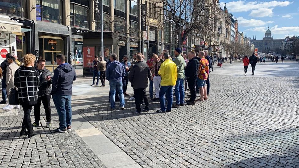 Policisté kontrolují nařízení vlády o uzavření restaurací. Lidé se v centru Prahy scházejí na jídlo u okénkového výdeje nebo ve stáncích.