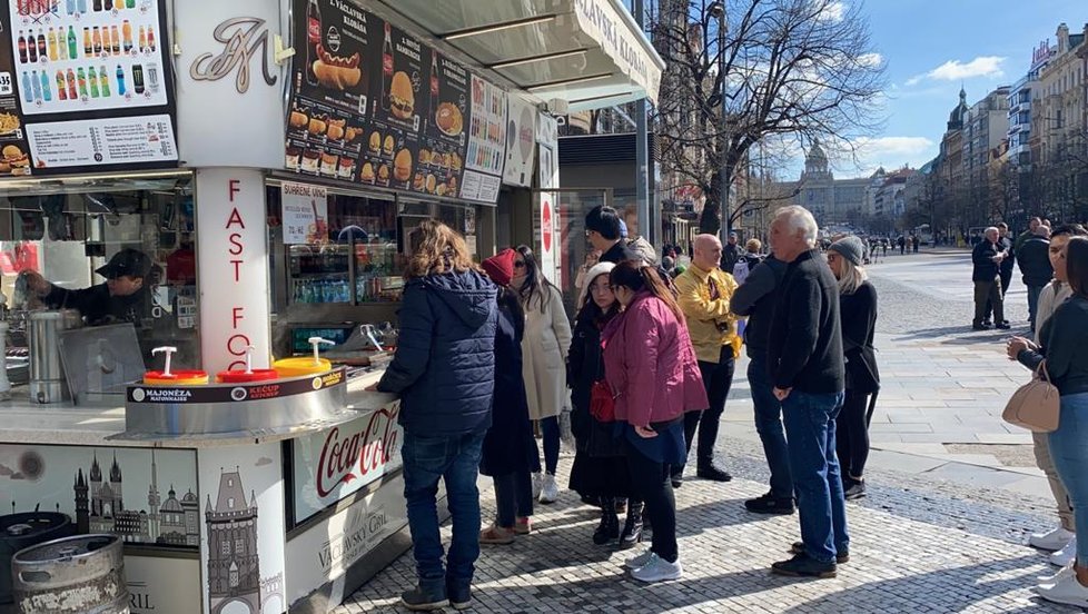 Policisté kontrolují nařízení vlády o uzavření restaurací. Lidé se v centru Prahy scházejí na jídlo u okénkového výdeje nebo ve stáncích.