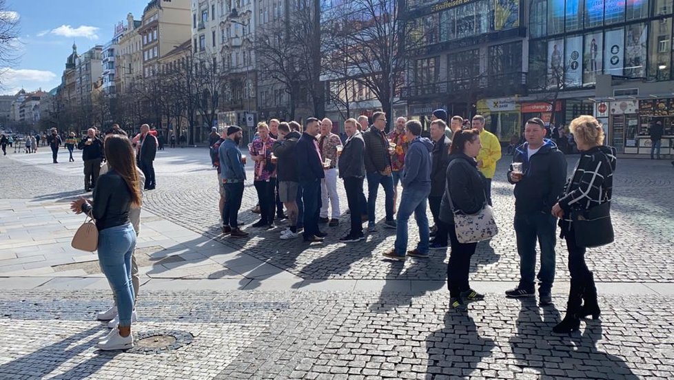 Policisté kontrolují nařízení vlády o uzavření restaurací. Lidé se v centru Prahy scházejí na jídlo u okénkového výdeje nebo ve stáncích.