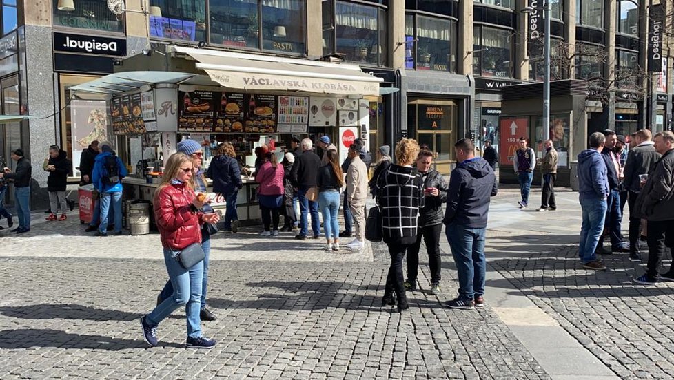 Policisté kontrolují nařízení vlády o uzavření restaurací. Lidé se v centru Prahy scházejí na jídlo u okénkového výdeje nebo ve stáncích.