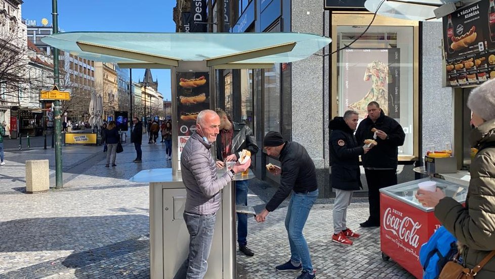 Policisté kontrolují nařízení vlády o uzavření restaurací. Lidé se v centru Prahy scházejí na jídlo u okénkového výdeje nebo ve stáncích.