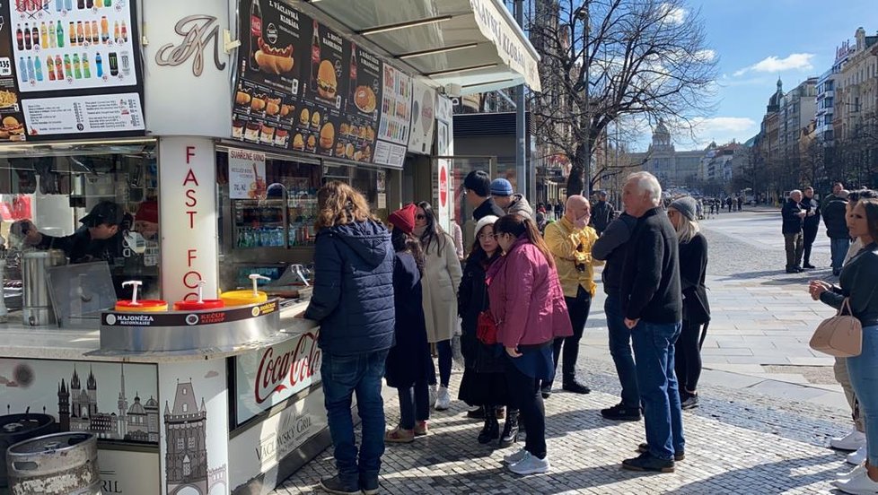 Policisté kontrolují nařízení vlády o uzavření restaurací. Lidé se v centru Prahy scházejí na jídlo u okénkového výdeje nebo ve stáncích.