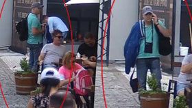 VIDEO: Zloděj se dobře „napakoval“. Před restaurací nenápadně ukradl tašku se 132 tisíci