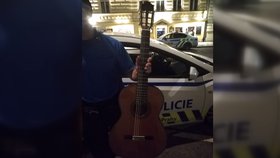 Bizár na Andělu: Ňouma si stěžoval strážníkům, že mu v restauraci sebrali kytaru. Sám ji předtím ukradl
