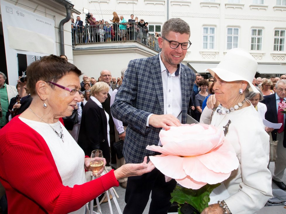 Hraběnka Mathilda Nostitzová při oslavě 100. narozenin Medy Mládkové.