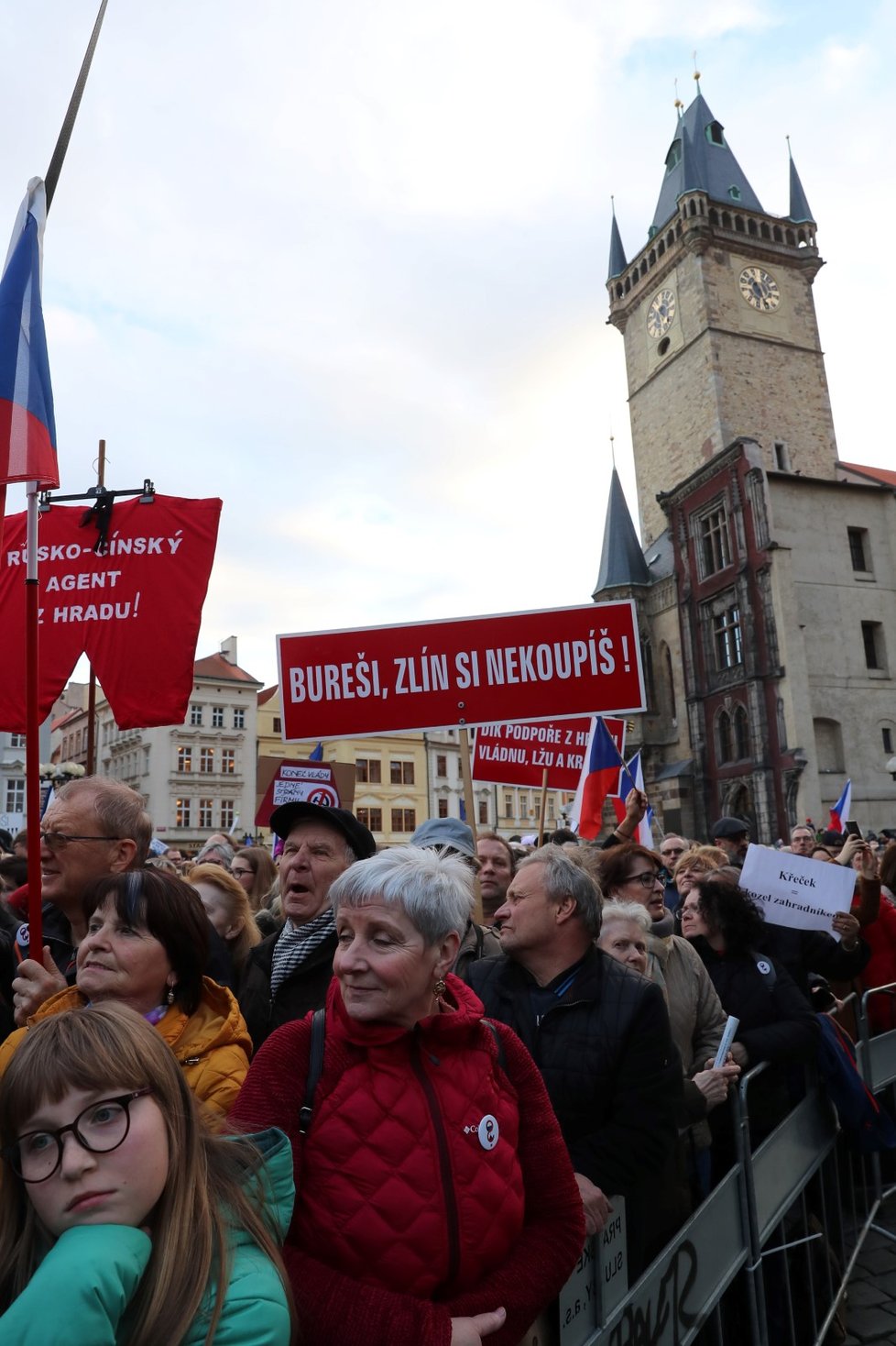 Podporovatelé spolku Milionu chvilek pro demokracii prošli v neděli 1. 3. Prahu a sešli se na Staroměstském náměstí.