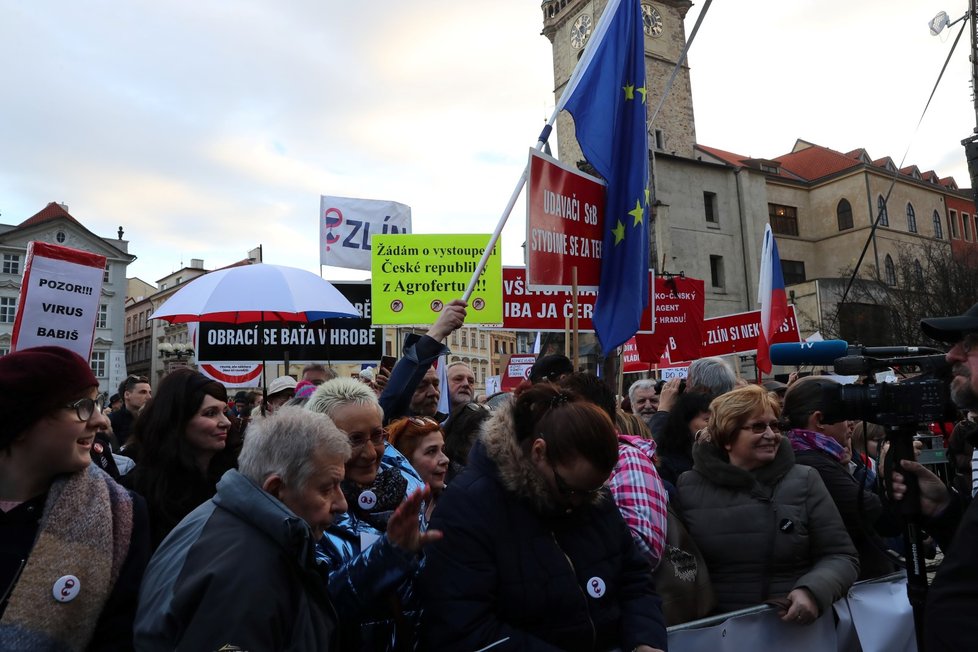 Podporovatelé spolku Milionu chvilek pro demokracii prošli v neděli 1. 3. Prahu a sešli se na Staroměstském náměstí.