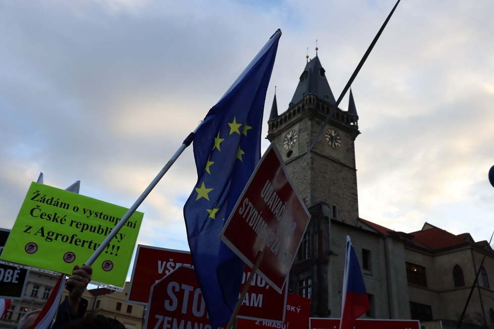 Podporovatelé spolku Milion chvilek pro demokracii prošli v neděli 1. 3. Prahu a sešli se na Staroměstském náměstí.