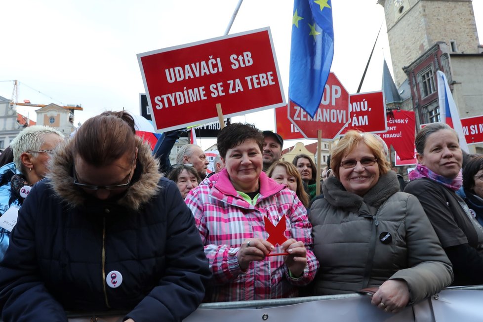 Podporovatelé spolku Milion chvilek pro demokracii prošli v neděli 1. 3. Prahu a sešli se na Staroměstském náměstí.