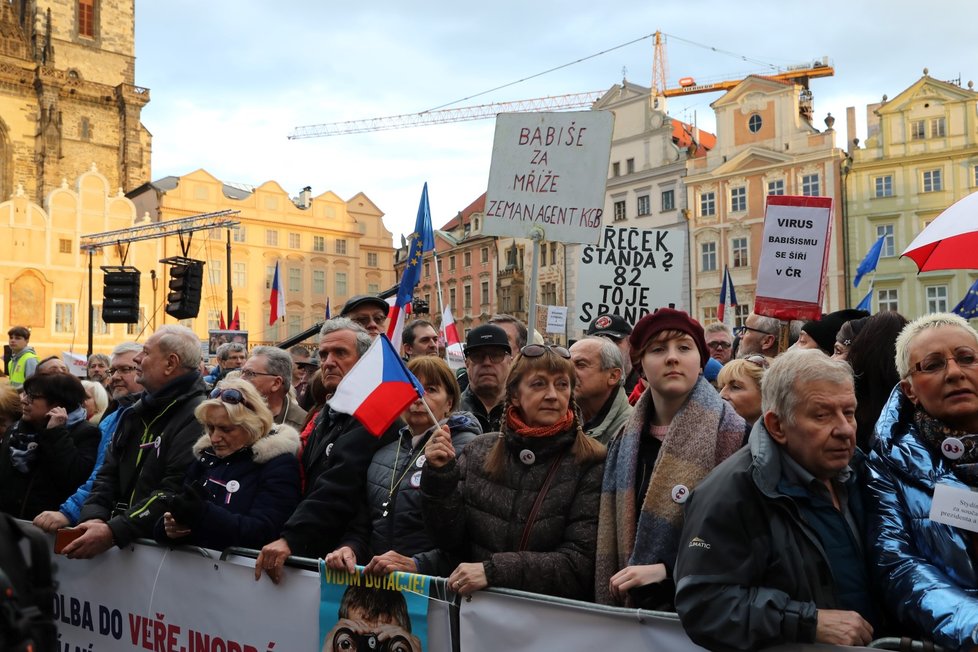 Podporovatelé spolku Milionu chvilek pro demokracii prošli v neděli 1. 3. Prahu a sešli se na Staroměstském náměstí.