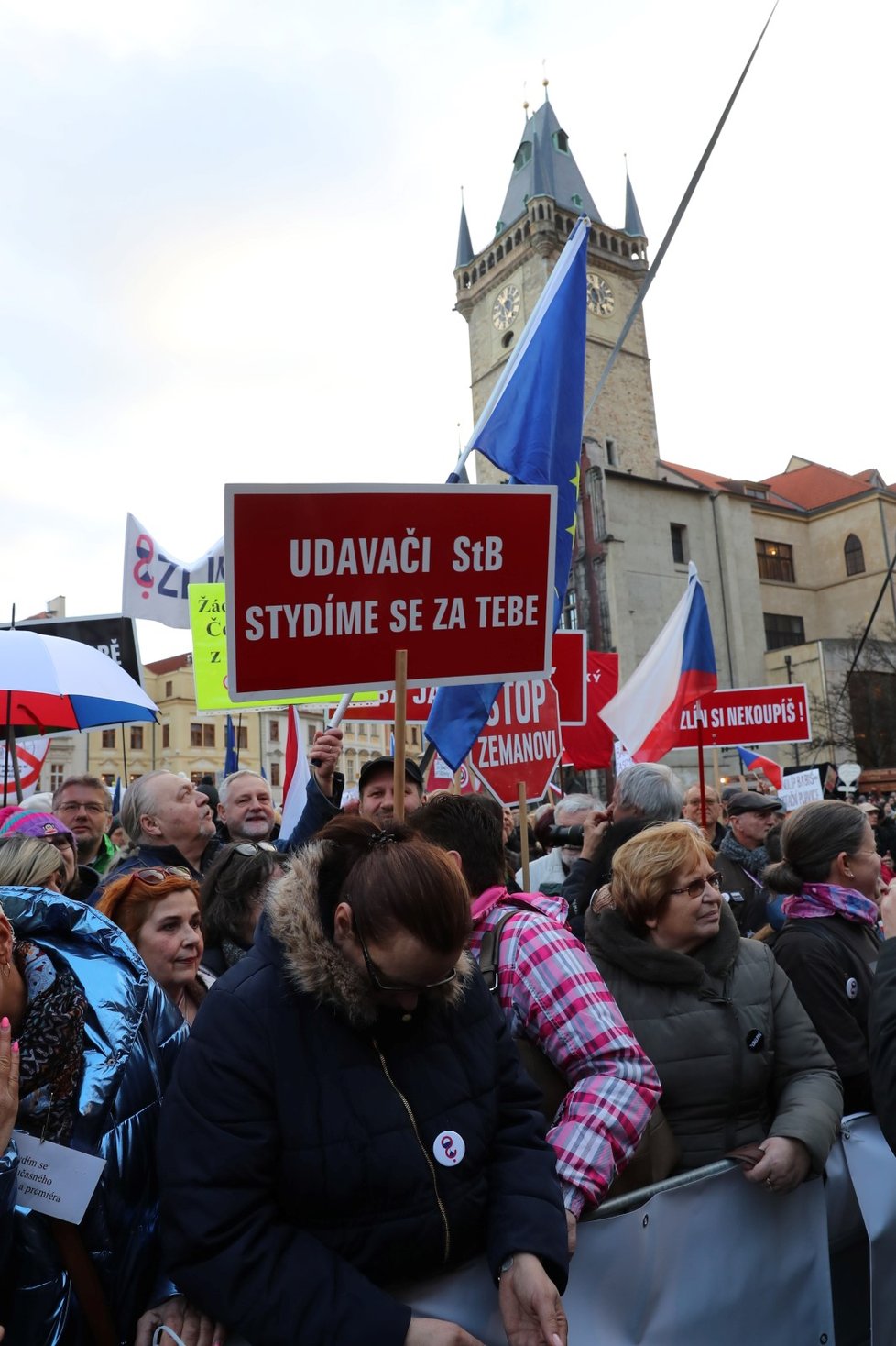 Podporovatelé spolku Milionu chvilek pro demokracii prošli v neděli 1. 3. Prahu a sešli se na Staroměstském náměstí.