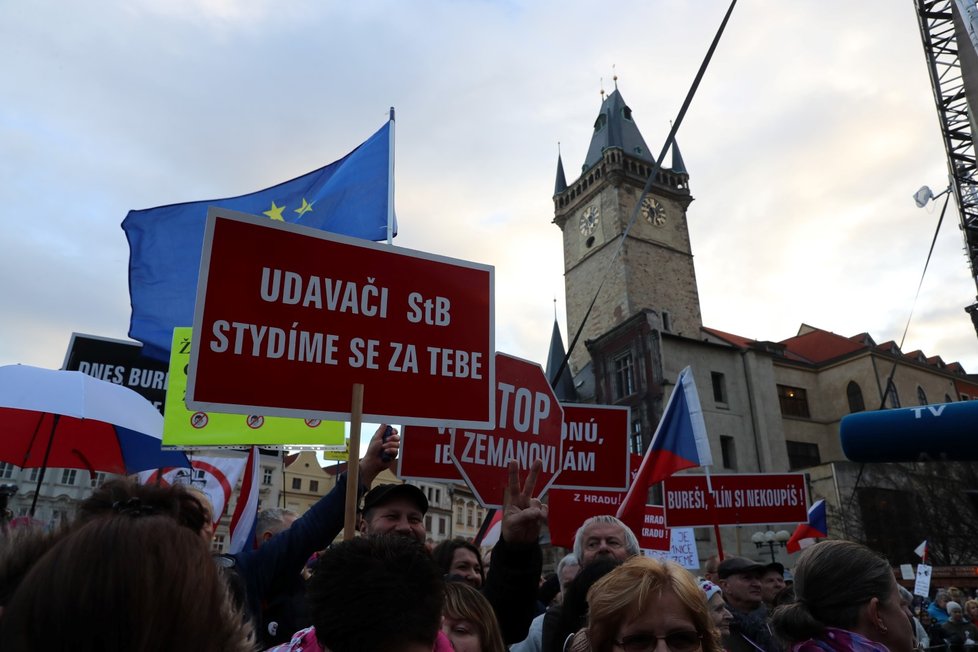 Podporovatelé spolku Milionu chvilek pro demokracii prošli v neděli 1. 3. Prahu a sešli se na Staroměstském náměstí.