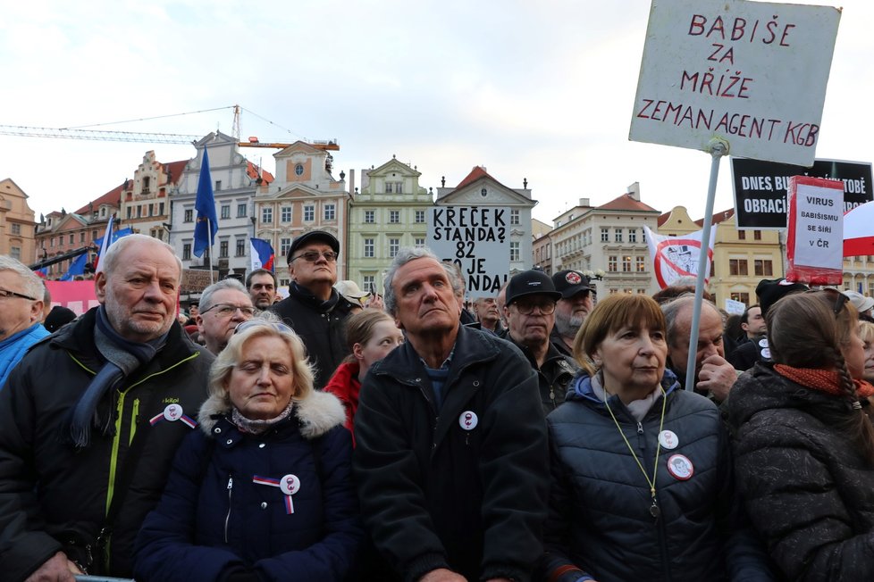 Podporovatelé spolku Milion chvilek pro demokracii prošli v neděli 1. 3. Prahu a sešli se na Staroměstském náměstí.