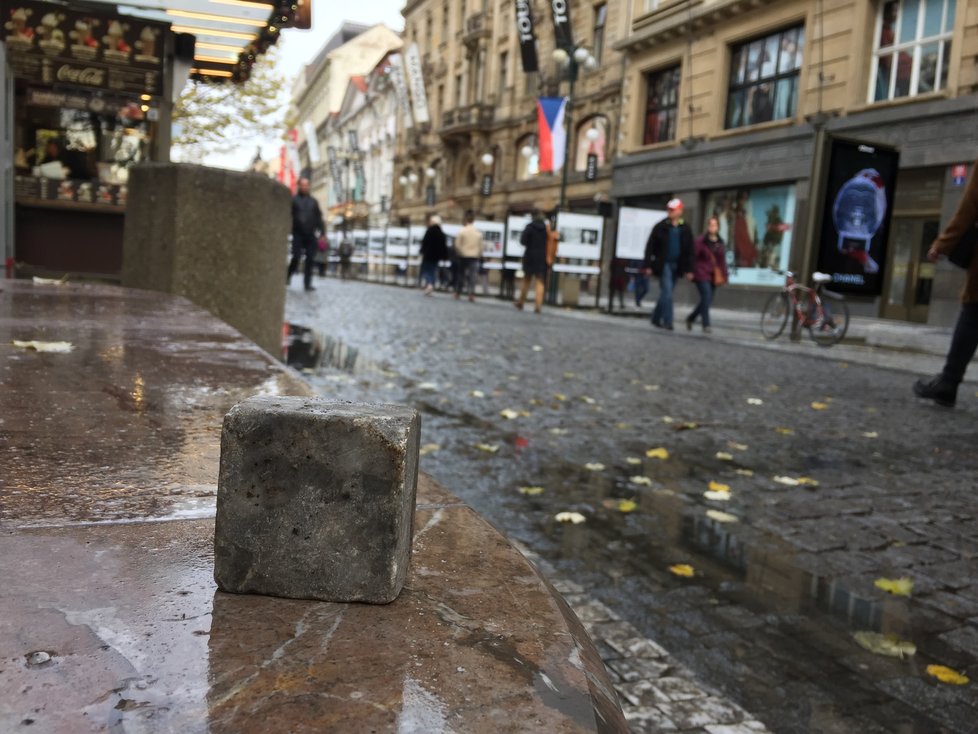 Ulice Na Příkopě je dlážděná kostkami z židovských náhrobků.