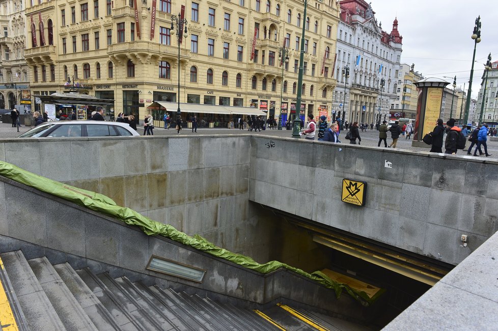 Výstup z metra na Náměstí Republiky byl zavřený od ledna. V září se otevře.