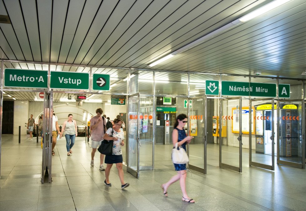 Výstup z metra na Náměstí Republiky bude otevřený od září.