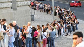 Před Národním muzeem se lidé začali řadit do fronty už více než hodinu před otevřením.