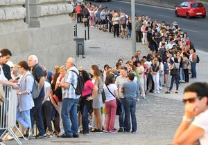 Před Národním muzeem se lidé začali řadit do fronty už více než hodinu před otevřením.