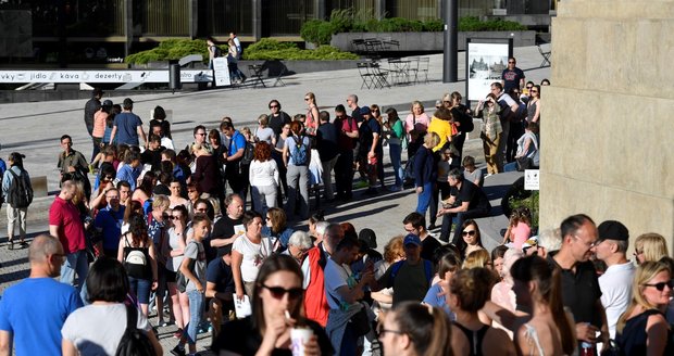 Před Národním muzeem se lidé začali řadit do fronty už více než hodinu před otevřením.