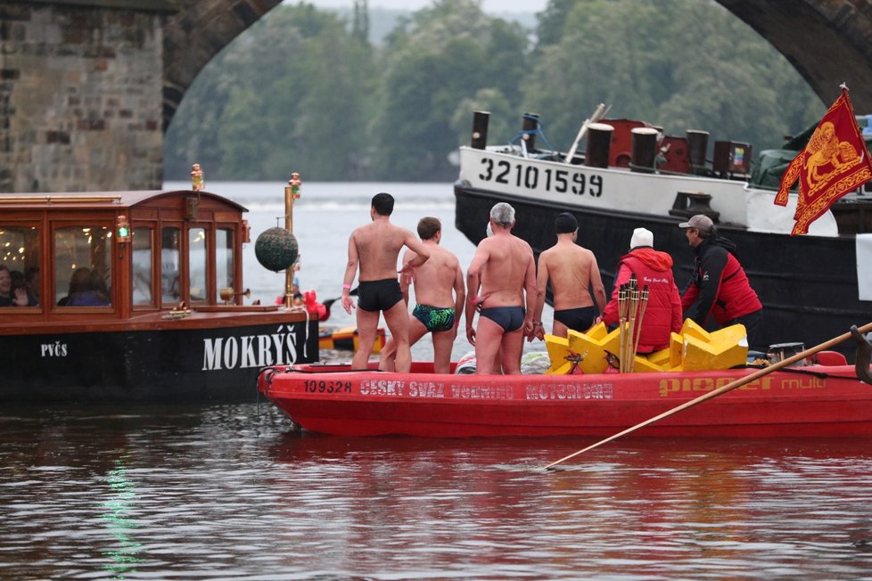 Tradičně skočilo do Vltavy pět otužilců s pochodněmi.