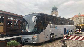 Do Vltavy málem sjel autobus. Zachránit ho přijel velký jeřáb.