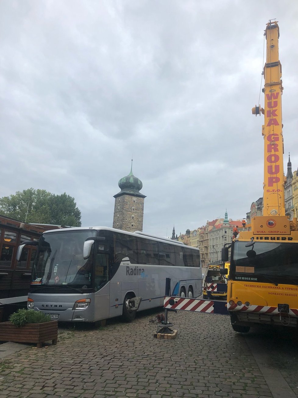 Do Vltavy málem sjel autobus. Zachránit ho přijel velký jeřáb.