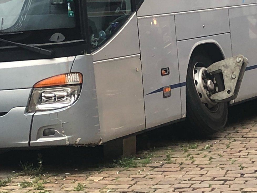 Do Vltavy málem sjel autobus. Zachránit ho přijel velký jeřáb.