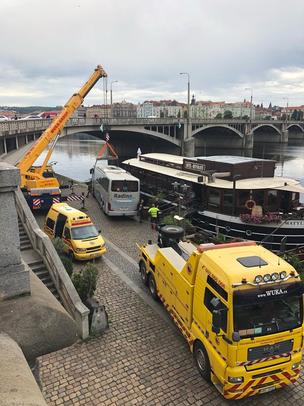 Do Vltavy málem sjel autobus. Zachránit ho přijel velký jeřáb.