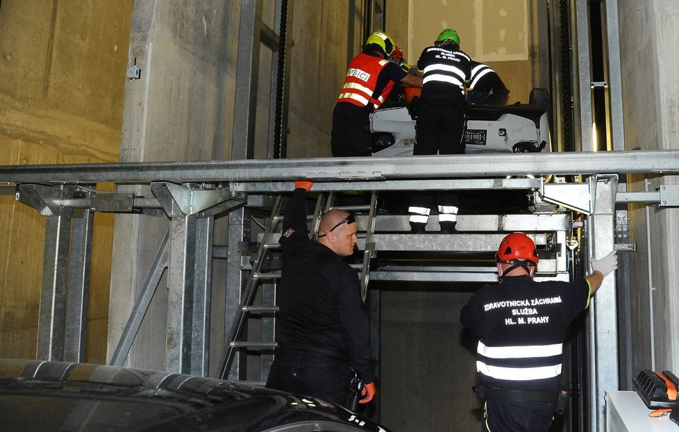 Pražští hasiči zasahovali u nezvyklé nehody. Do výtahové šachty v Panské ulici se propadlo auto i s řidičem.
