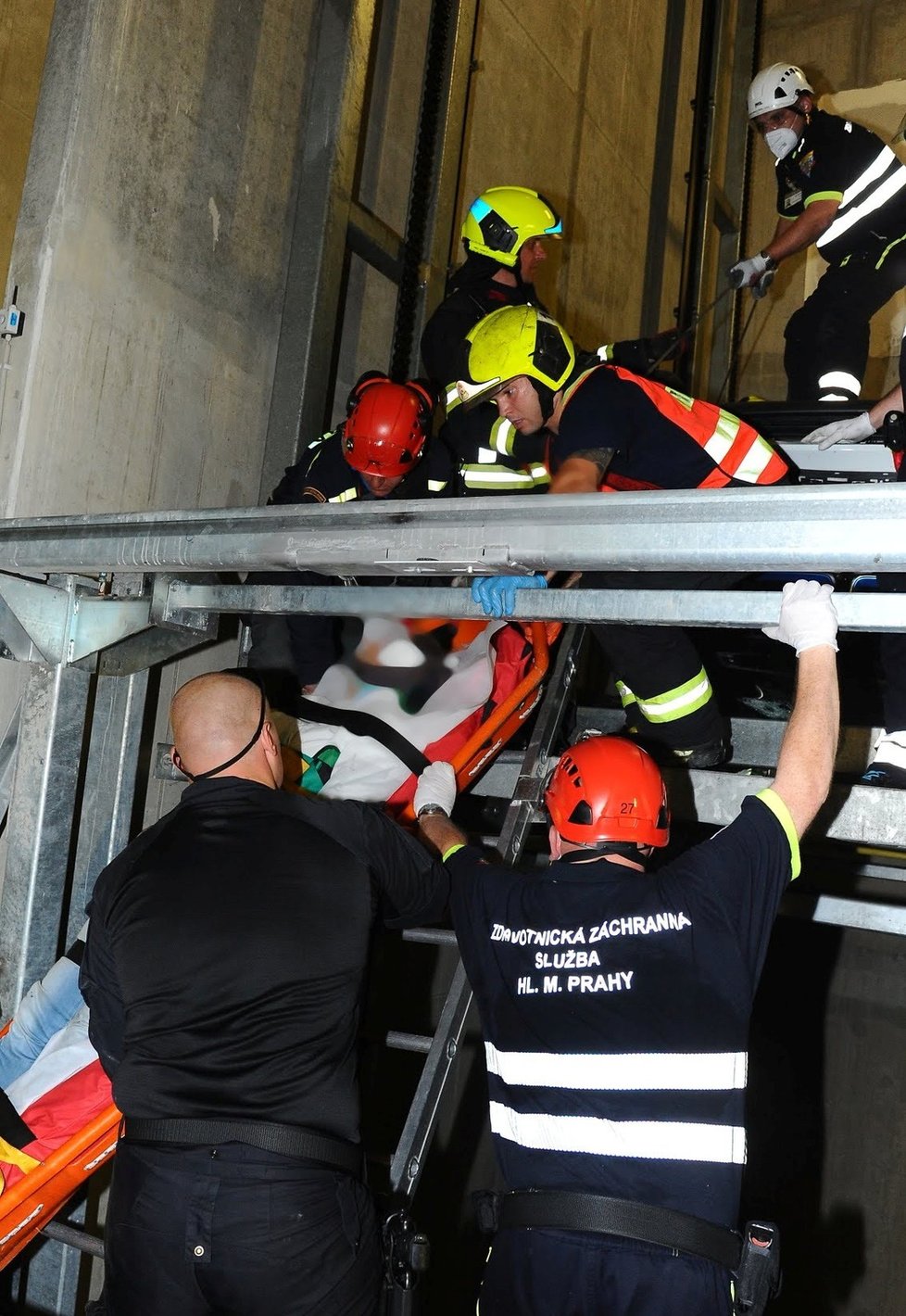 Pražští hasiči zasahovali u nezvyklé nehody. Do výtahové šachty v Panské ulici se propadlo auto i s řidičem.