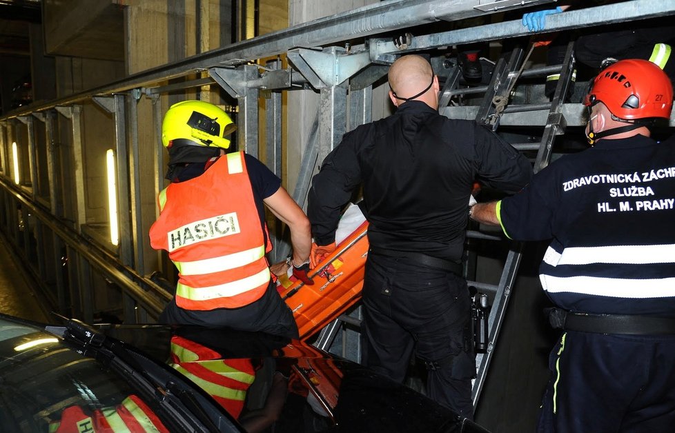 Pražští hasiči zasahovali u nezvyklé nehody. Do výtahové šachty v Panské ulici se propadlo auto i s řidičem.