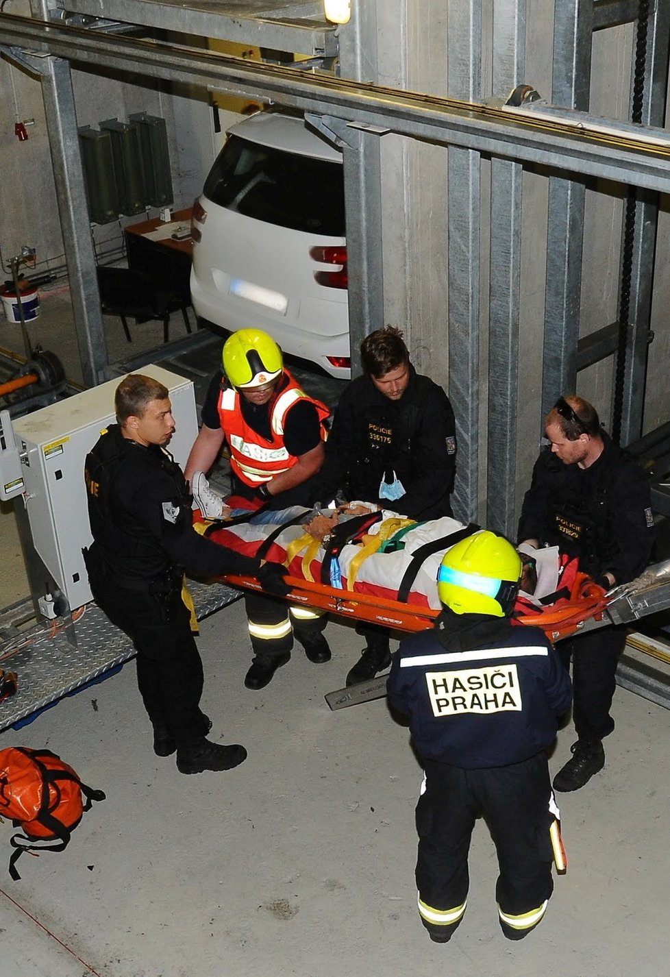 Pražští hasiči zasahovali u nezvyklé nehody. Do výtahové šachty v Panské ulici se propadlo auto i s řidičem.