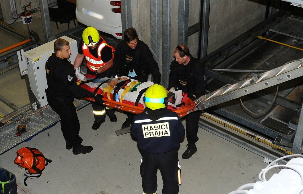 Pražští hasiči zasahovali u nezvyklé nehody. Do výtahové šachty v Panské ulici se propadlo auto i s řidičem.