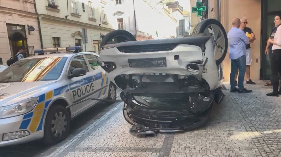 Pražští hasiči zasahovali u nezvyklé nehody. Do výtahové šachty v Panské ulici se propadlo auto i s řidičem.