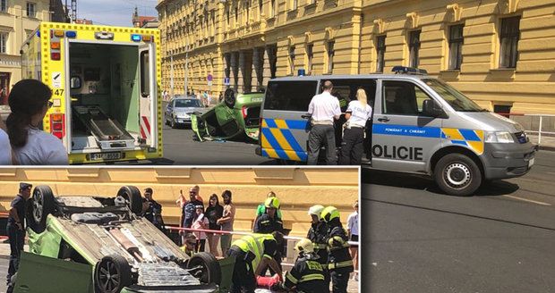 Auto na střeše blokovalo dopravu ve Spálené ulici: Záchranáři ošetřili zraněného muže (66)