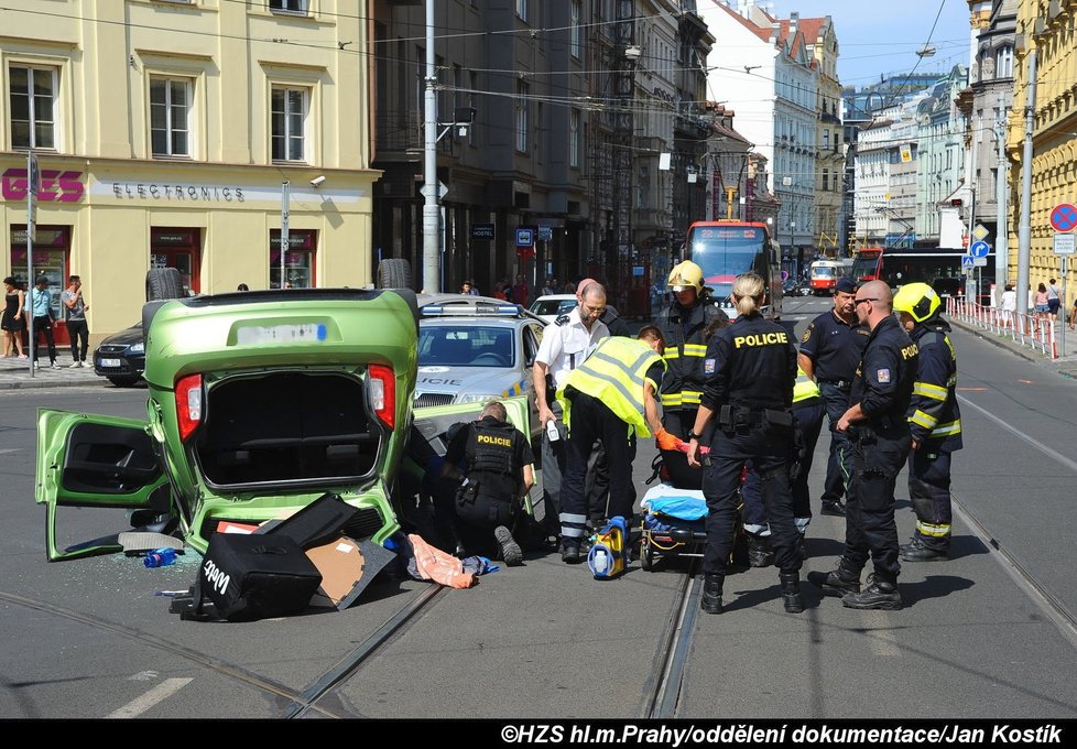 Auto ve Spálené skončilo na střeše.